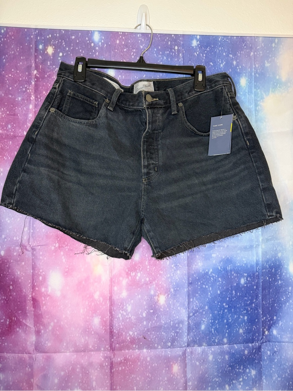 New universal thread 90โs baggy shorts